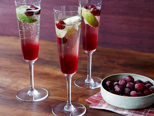 Wie man einen Cranberry-Champagner-Cocktail zubereitet