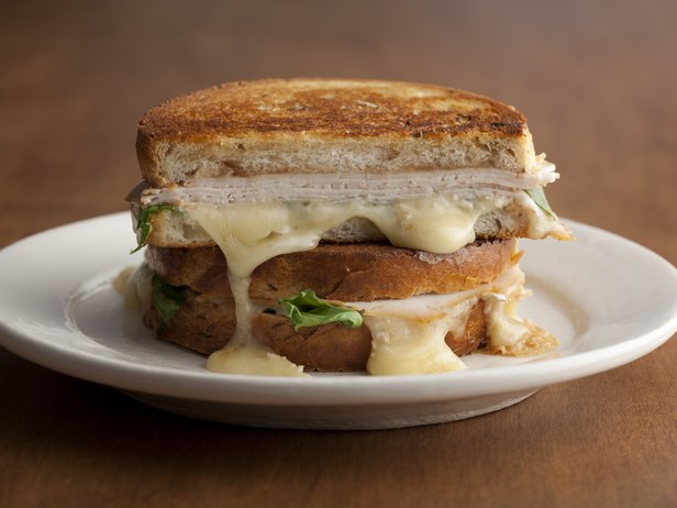 So bereiten Sie ein warmes Truthahn-Brie-Sandwich zu