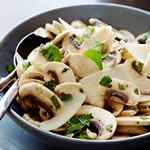 Salat mit frischen Champignons und Petersilie