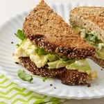 Sandwich mit Brunnenkresse und Eiaufstrich
