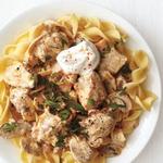 Hähnchen-Rindfleisch-Stroganoff in Sauerrahmsauce