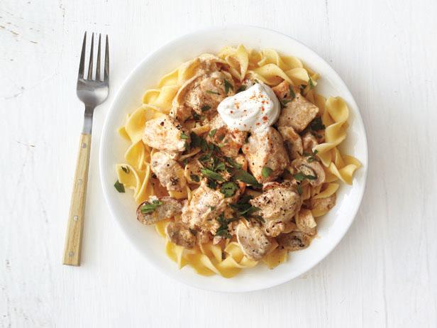 Wie man Hähnchen-Rindfleisch-Stroganoff in Sauerrahmsauce zubereitet