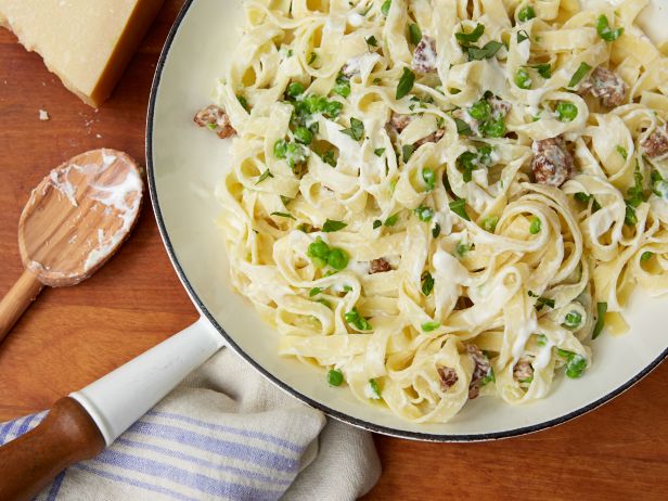 Wie man Tagliatelle-Nudeln mit italienischer Wurst in Käsesauce zubereitet