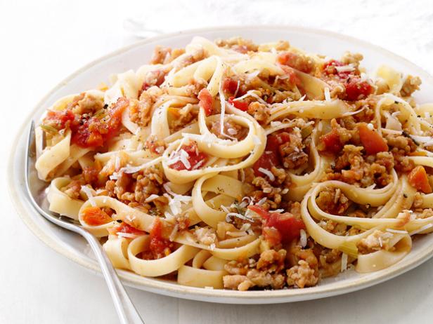 Kuinka tehdä fettuccine-pastaa lihakastikkeella