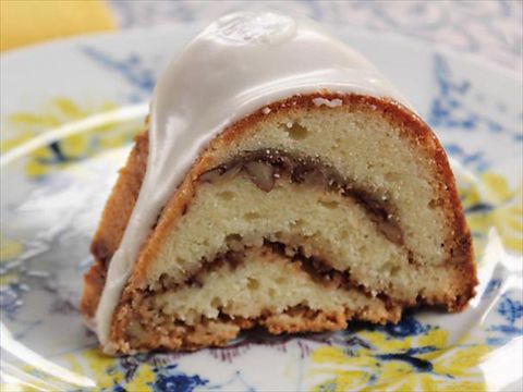 So backen Sie einen Sauerrahmkuchen mit Milchcreme
