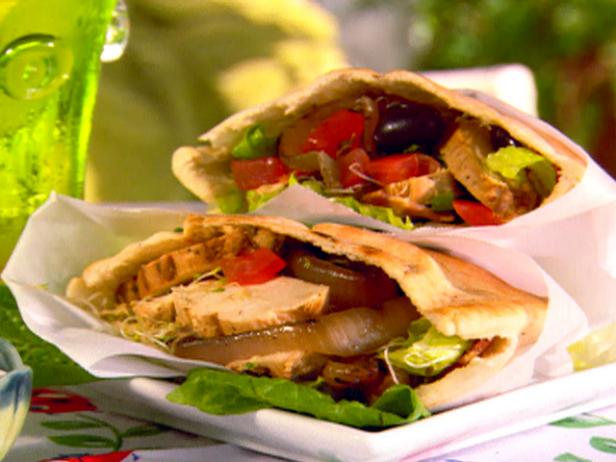 Wie man gegrilltes Hähnchen-Pita zubereitet