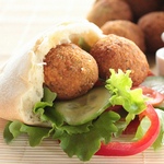 Falafel im Pitabrot mit Joghurtsauce