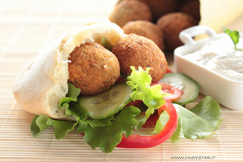 Wie man Falafel im Pitabrot mit Joghurtsauce zubereitet