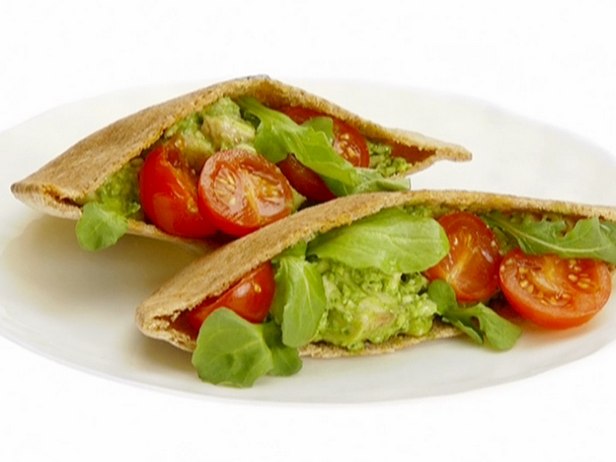 Wie man Pesto-Hähnchensalat im Pita-Brot zubereitet