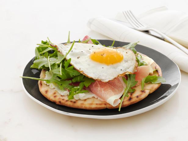 So bereiten Sie Rührei und Salat auf Pita zum Frühstück zu