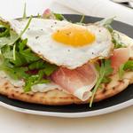 Rührei und Salat auf Pitabrot zum Frühstück