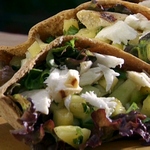 Gegrillter Heilbutt mit Ananas-Salsa im Pitabrot