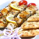 سوفلاكي يوناني مع خبز مسطح