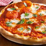 Margherita-Pizza mit Marinara-Sauce