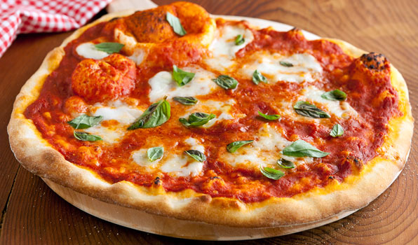 Kuinka tehdä Margherita-pizzaa marinara-kastikkeella