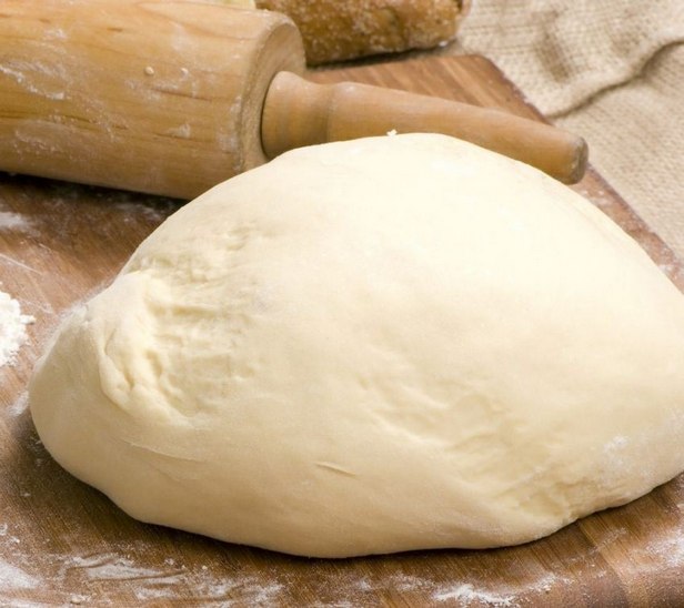 So macht man einfachen Pizzateig