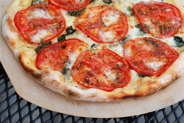 So bereiten Sie eine gegrillte Margherita-Pizza zu