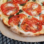 Gegrillte Margherita-Pizza