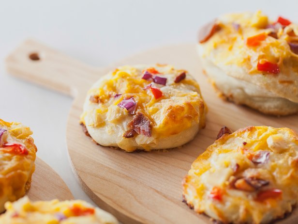 Wie man Mini-Pizzen mit Hähnchen zubereitet