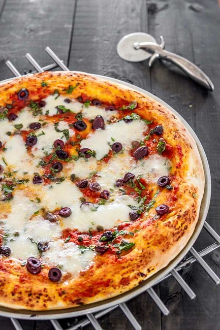Wie man Putanesca-Pizza zubereitet