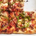 Sizilianische Pizza mit Wurst und Paprika