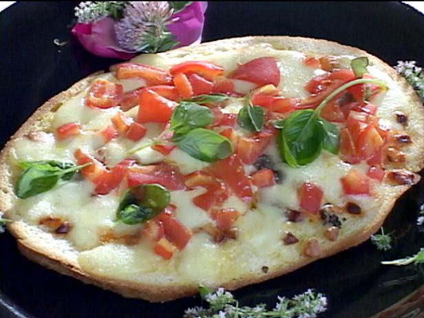 Wie man neapolitanische Pizza mit Tomatenpüree zubereitet