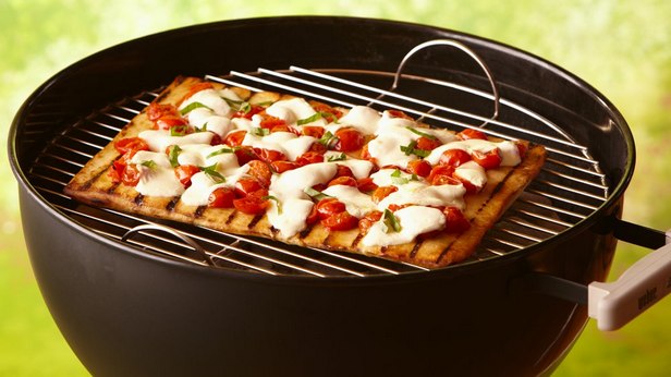 So bereiten Sie eine gegrillte Margherita-Pizza mit zwei Käsesorten zu.
