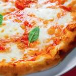 Pizza Margherita mit Tomatensauce und Wodka