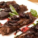 Schokoladenpfannkuchen mit Beerensauce