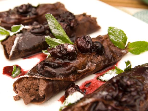 Wie man Schokoladenpfannkuchen mit Beerensauce zubereitet