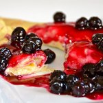 Pfannkuchen mit Frischkäse und Blaubeersauce