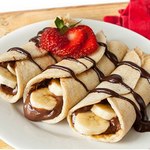 Pfannkuchen mit Schokoladen-Nuss-Creme und Banane