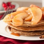 Pfannkuchen mit Äpfeln und dicker Ahornsirupsauce