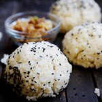 Reisbällchen mit gebratenem Hähnchen