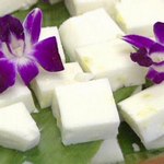 Hawaiianisches Kokosnussdessert Haupia mit Ananas