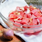 Hawaiianischer Poke-Salat mit frischem Thunfisch