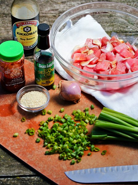 Wie man hawaiianischen Poke-Salat mit frischem Thunfisch zubereitet