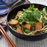 Vegetarische Ingwersuppe mit Tofu und Udon-Nudeln
