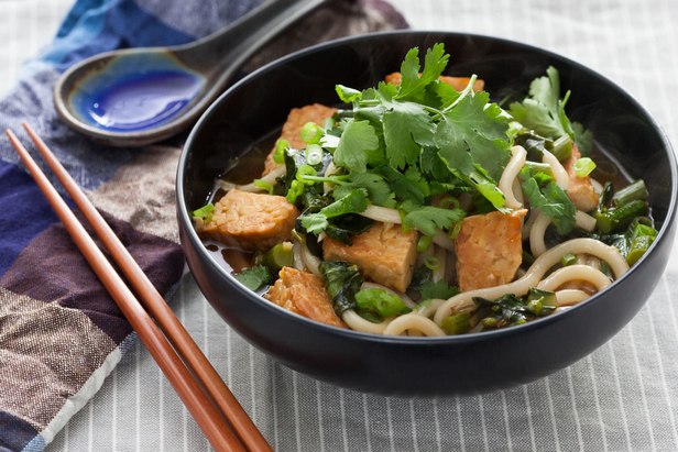Zubereitung - Vegetarische Ingwer-Tofu-Udon-Nudelsuppe