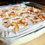 Hawaiianischer Kokosnusspudding „Haupia“ mit Banane