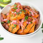 سلطة البطاطا الحلوة والبصل المخبوزة الدافئة