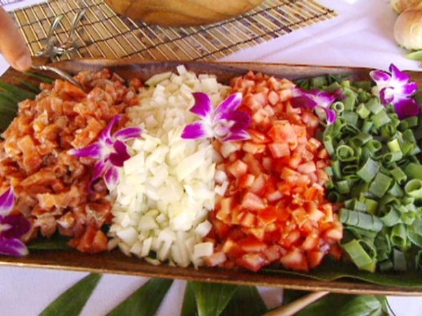 Wie man hawaiianischen Lomi-Lomi-Lachssalat zubereitet