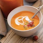 Tomatensuppe mit Hummer und tropischer Relish-Sauce