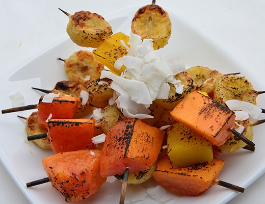 Wie man Papaya-Schaschlik mit Schokoladensoße zubereitet