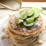 Zarte Taro-Pfannkuchen mit Kokossirup