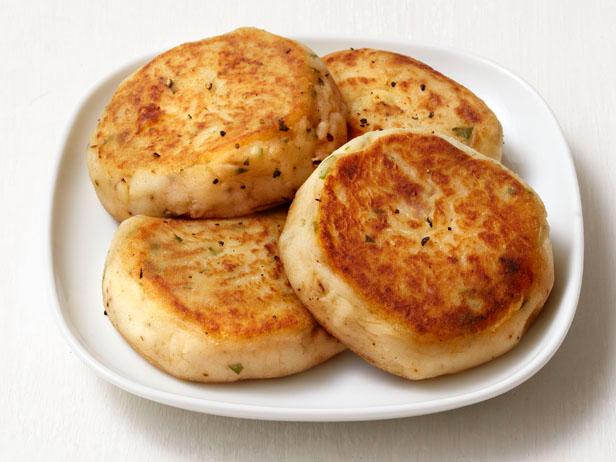 Wie man irische Kartoffelpuffer zubereitet