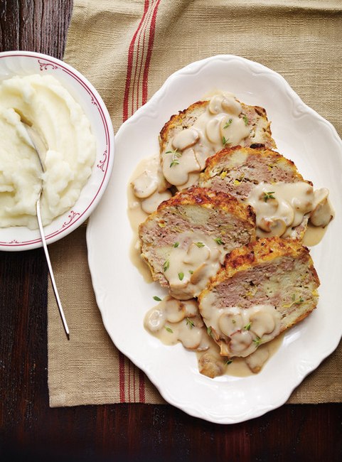 Wie man irischen Hackbraten mit Milchsoße zubereitet