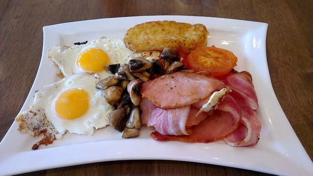 Zubereitung - Irisches Frühstück mit Rührei, Kartoffelpuffern und gerösteten Tomaten