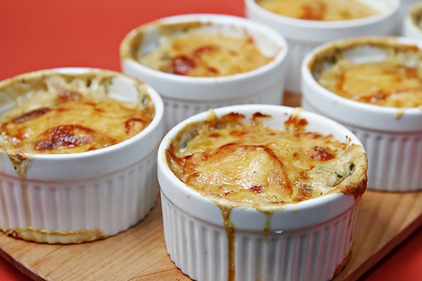 Wie man Kartoffeltimbale mit Meerrettichsauce zubereitet
