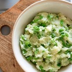 Irisches Champ-Kartoffelpüree mit grünen Erbsen